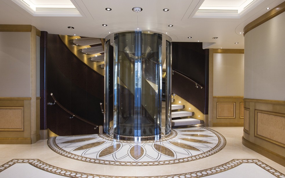 O interior do iate é ricamente decorado, com escadas e chão de mármore — Foto: H2 Yacht  Design
