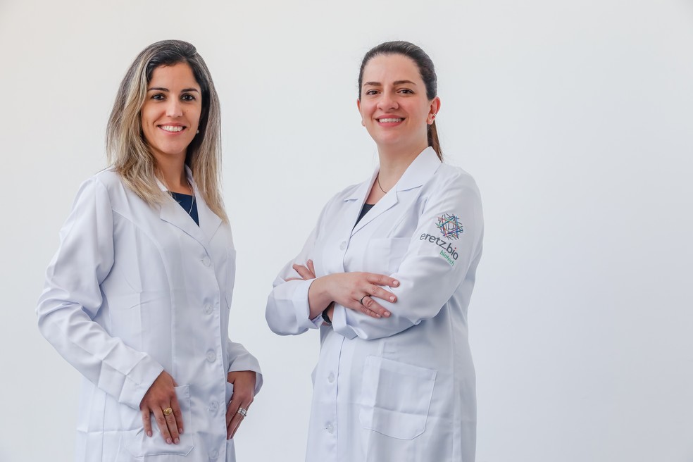 Luana (esq.) e Bruna (dir.) são sócias na biotech brasileira Imunotera, que desenvolve pesquisas na área de vacinas terapêuticas — Foto: Fábio H. Mendes/Divulgação Imunotera