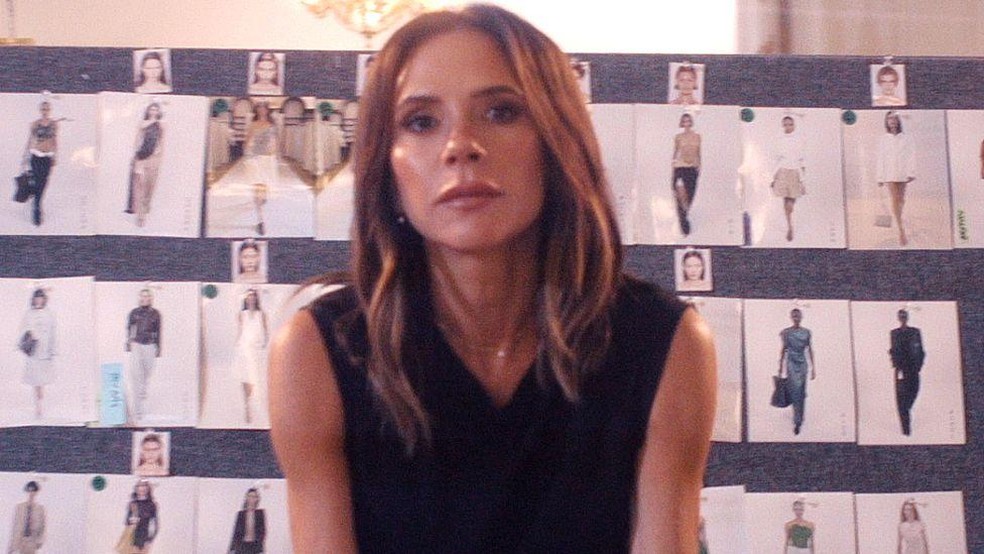 Victoria Beckham, em documentário da Netflix, trabalhando na sua linha de moda — Foto: BBC News fonte
