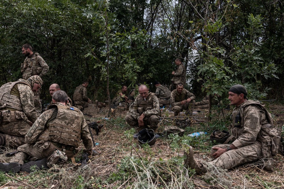 Soldados ucranianos descansam durante um treinamento em Donetsk Oblast — Foto: Diego Herrera Carcedo/Anadolu Agency via Getty Images