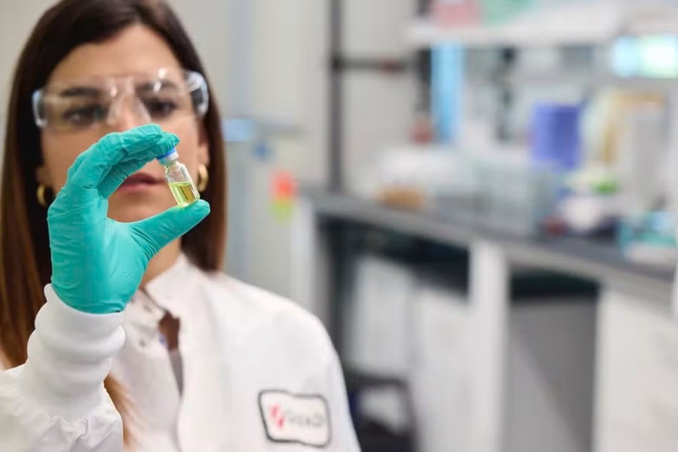 Pesquisadora da Gilead segura ampola de antiviral pré-exposição injetável contra HIV — Foto: Gilead/divulgação