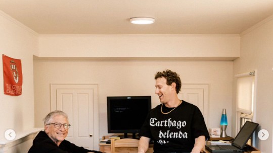 Zuckerberg compartilha imagem dele com Bill Gates em réplica de seu quarto em Harvard: 'convidado especial'