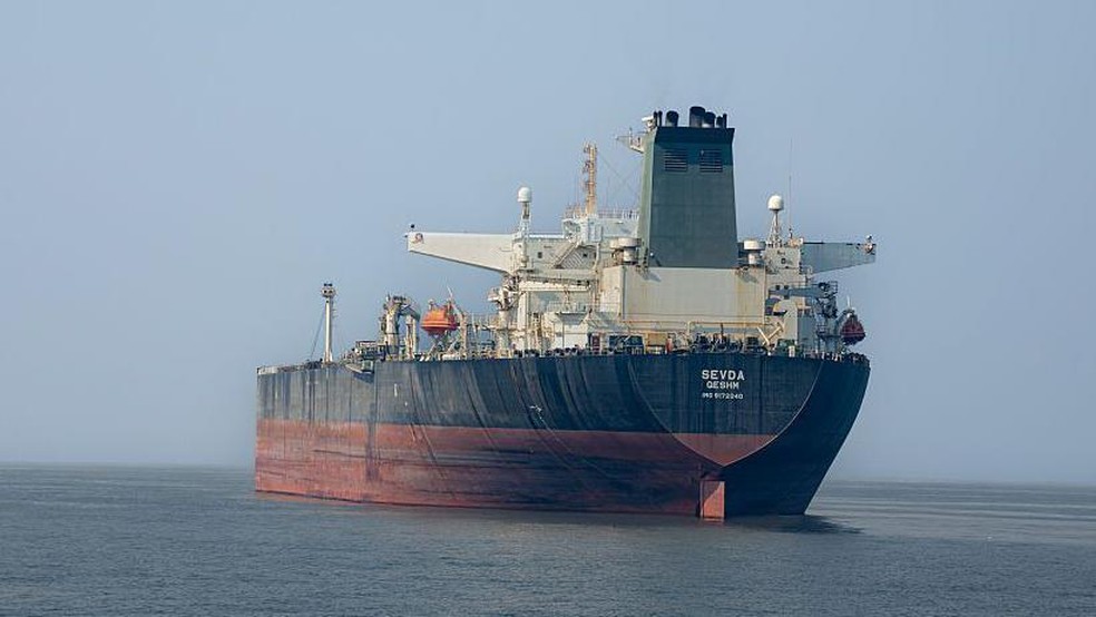 Estreito de Ormuz escoava mais de 20% do transporte global de petróleo — Foto: BBC News fonte