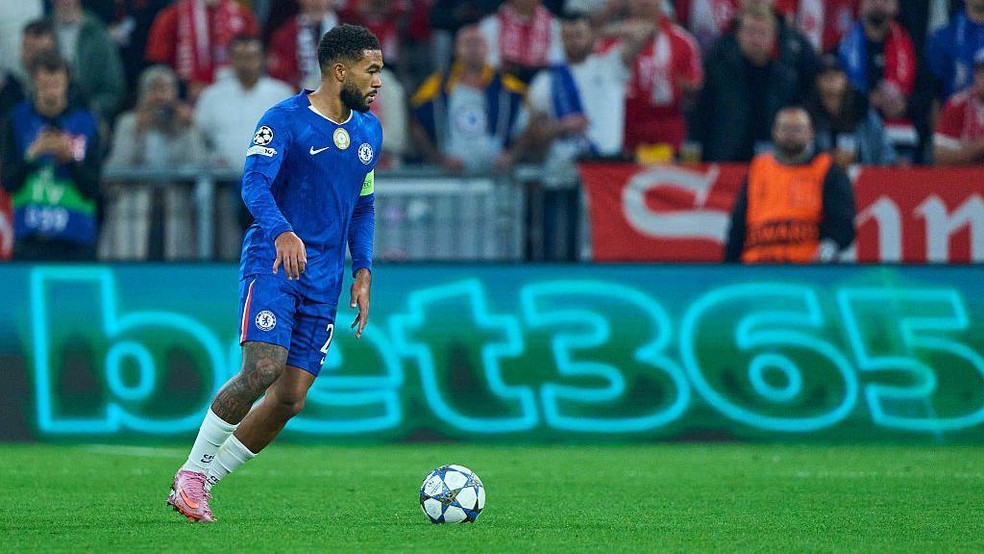 Em 2019, o setor de apostas suspendeu voluntariamente a publicidade no Reino Unido durante as transmissões ao vivo, mas os anúncios em outros horários aparentemente aumentaram, segundo estudo — Foto: BBC News fonte