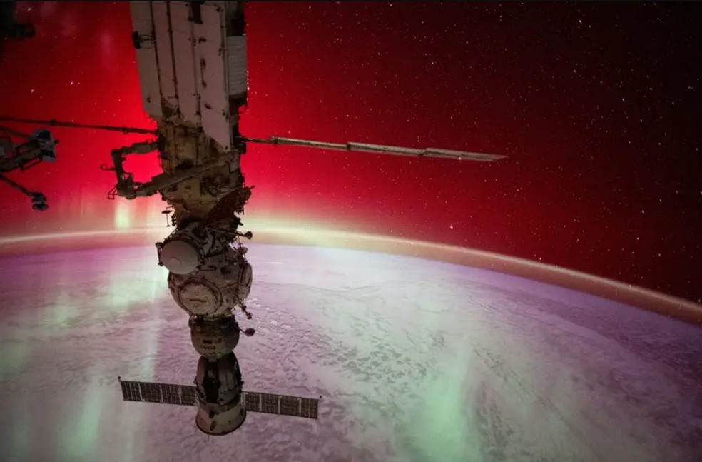 Uma aurora irradia acima do Oceano Índico, ao redor da nave tripulada Soyuz MS-25 atracada na ISS — Foto: Nasa