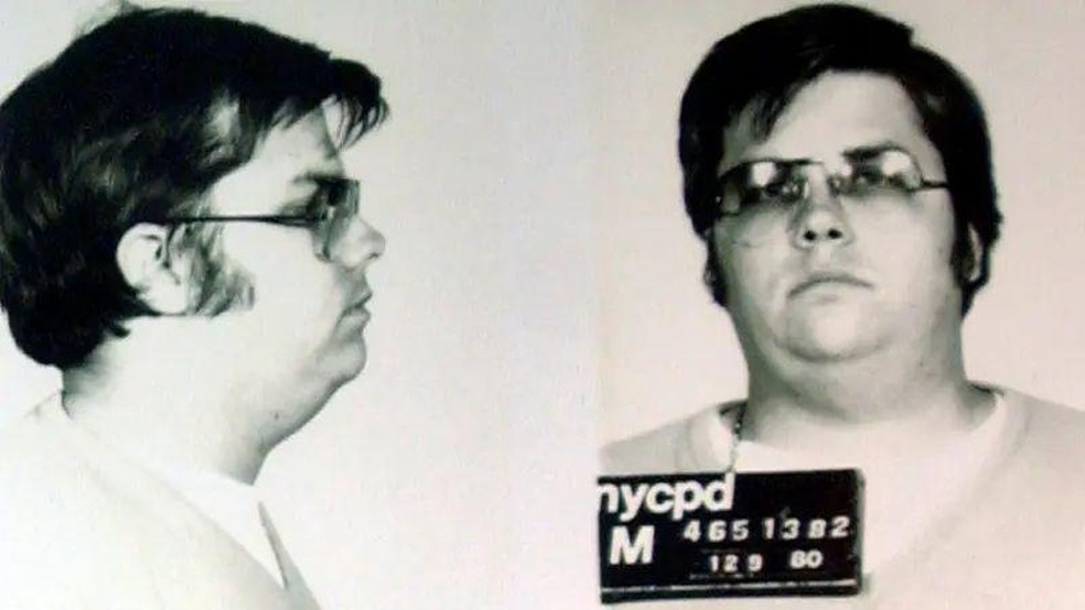 Mark David Chapman atirou em John Lennon enquanto o músico voltava para seu apartamento no Edifício Dakota, em Nova York — Foto: BBC News fonte