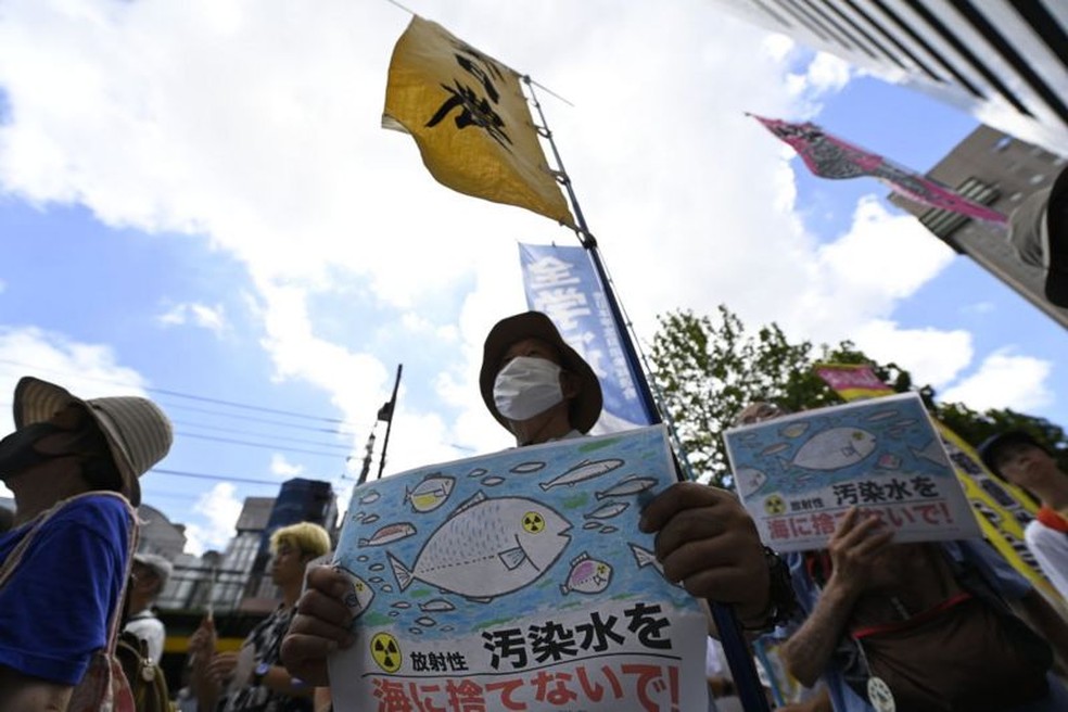 Mesmo dentro do Japão foram realizados protestos contra o despejo da água da usina nuclear — Foto: Getty Images