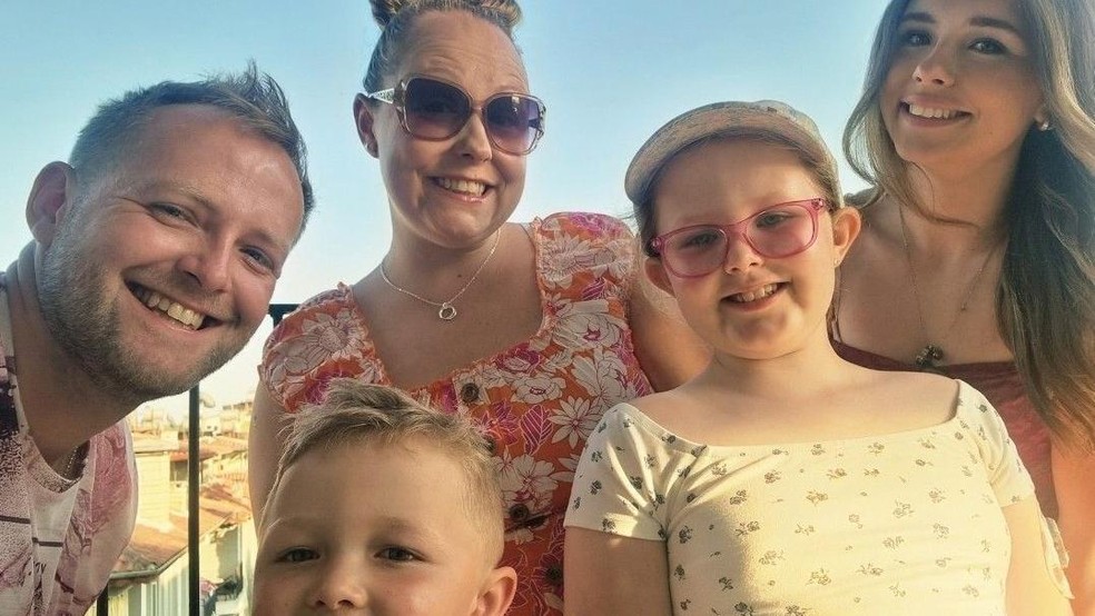 Família Nye, com Gracie usando óculos cor-de-rosa — Foto: BBC News fonte