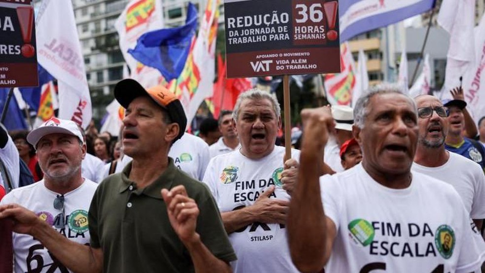 Expectativa é que o texto que prevê o fim da escala de trabalho 6x1 avance ainda nesta semana no plenário da Câmara e siga depois para o Senado — Foto: BBC News fonte