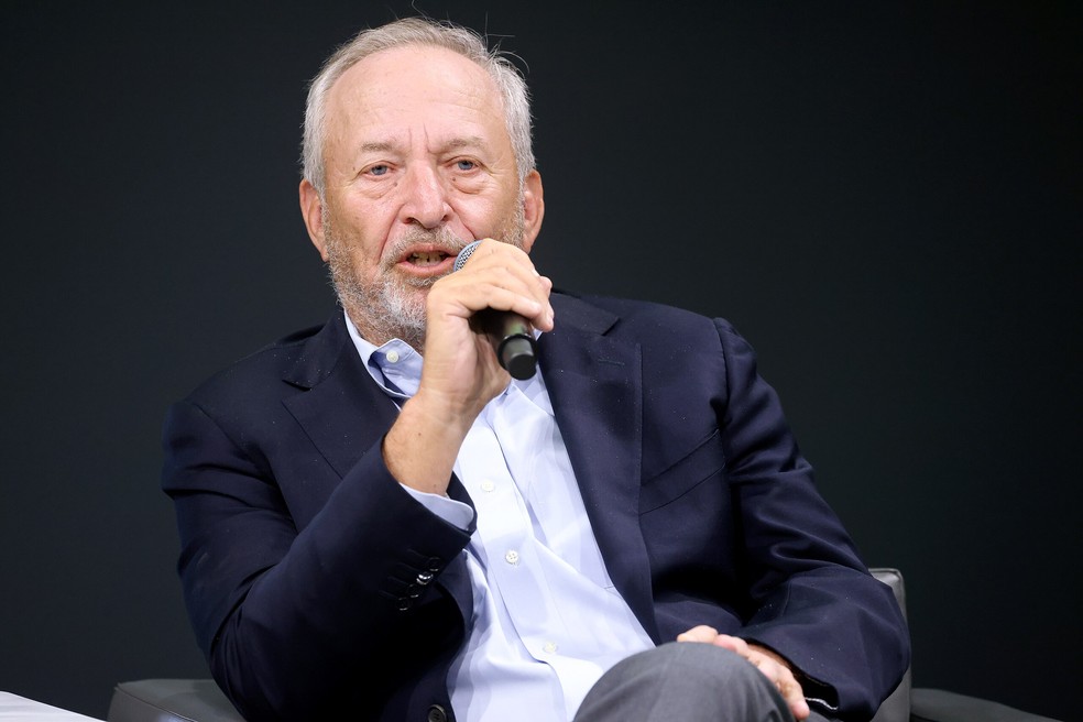 Larry Summers, ex-presidente da Universidade de Harvard, renuncia a posto no conselho da OpenAI — Foto: Gage Skidmore from Surprise, AZ, United States of America, CC BY-SA 2.0 <https://creativecommons.org/licenses/by-sa/2.0>, via Wikimedia Commons