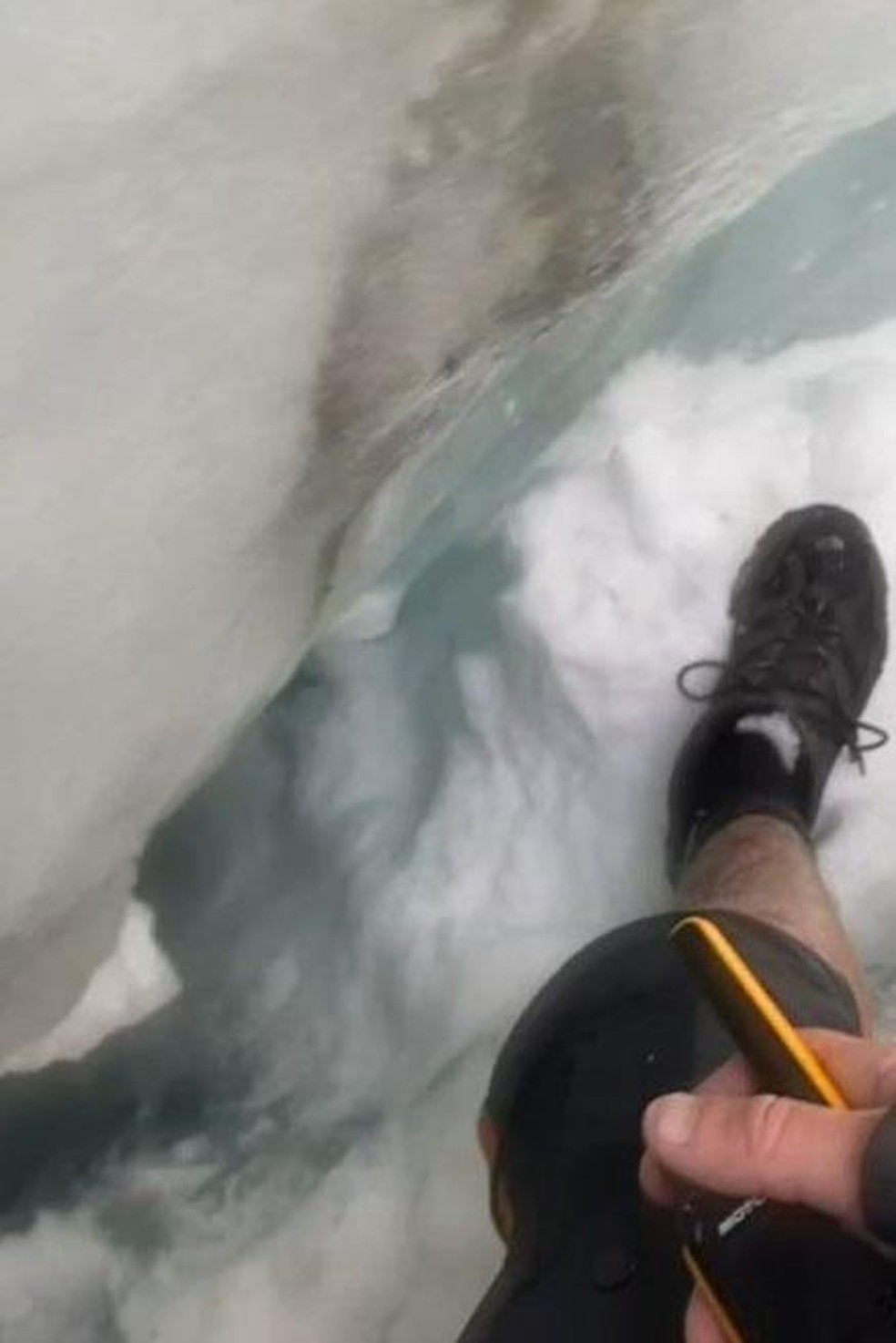 Abaixo, Jan via um buraco ainda mais profundo — Foto: BBC News fonte