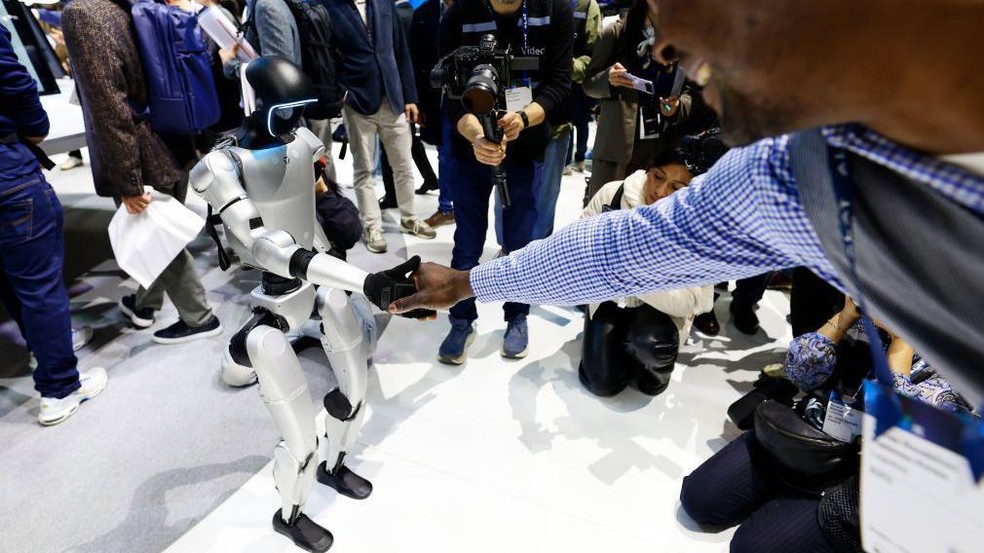 O robô G1 da startup chinesa Unitree vem encantando o público em feiras de negócios — Foto: BBC News fonte