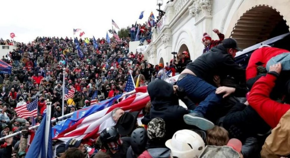 Há dois anos, mais de 3 mil pessoas participaram da invasão da sede do Congresso americano — Foto: Reuters (via BBC)