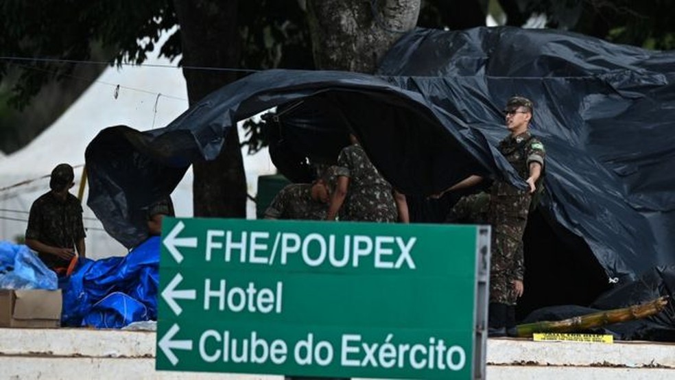 Para defensor público que acompanhou diversas audiências de custódia dos detidos em Brasília, procedimento adotado pela PF foi o mais adequado — Foto: EPA/via BBC News Brasil