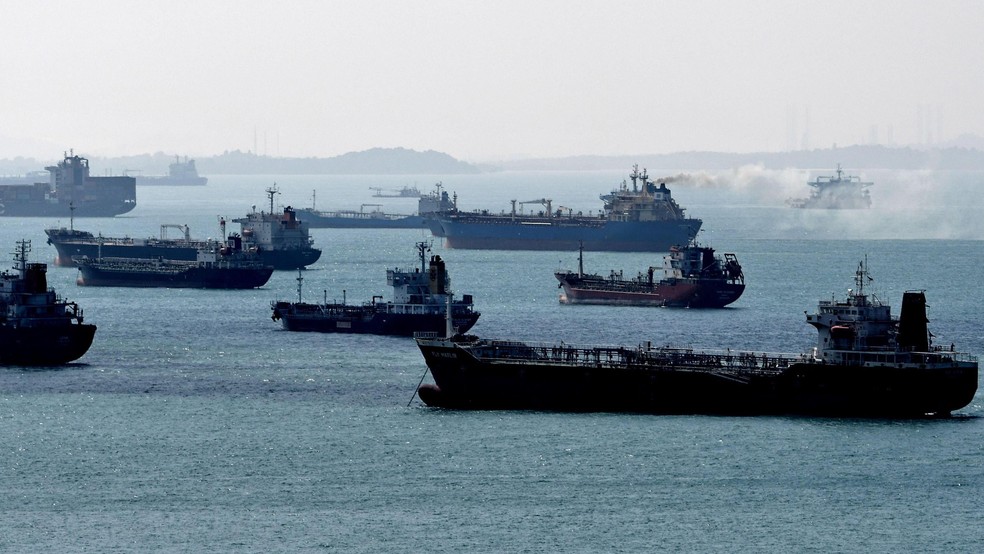 Segundo estimativas de analistas, a frota clandestina reúne cerca de 1.300 embarcações — Foto: BBC News fonte