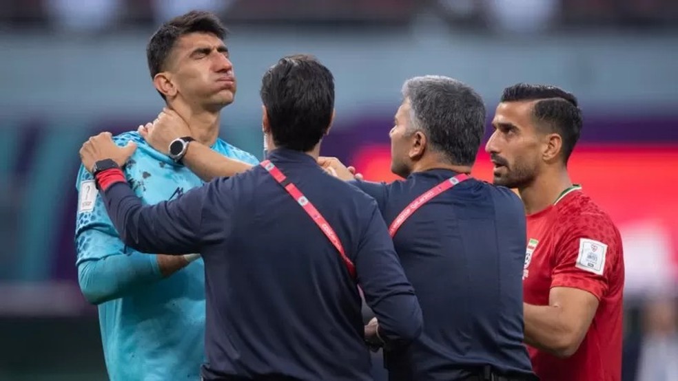 A partida da Inglaterra contra o Irã durou incríveis 117 minutos e 16 segundos, após a lesão do jogador iraniano Alireza Beiranvand — Foto: GETTY IMAGES via BBC
