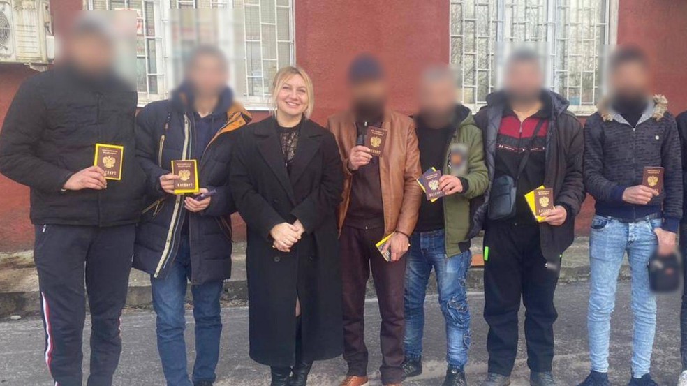 Polina Azarnykh posta com frequência imagens suas com novos recrutas, incluindo o grupo sírio que acompanhava Omar em viagem — Foto: BBC News fonte