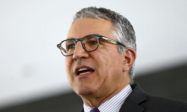 Padilha CPMI não atrapalhará tramitação de arcabouço fiscal Economia