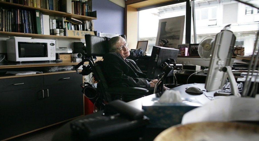Como Stephen Hawking usou computadores pessoais por décadas, ele deixou uma grande quantidade de material digital — Foto: BBC News fonte