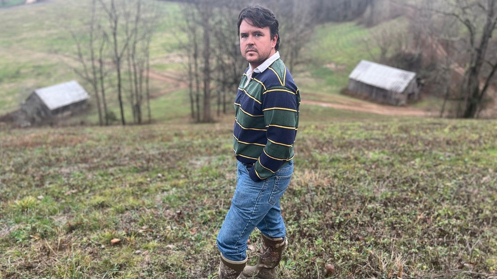 O incorporador imobiliário Josh Abbotoy, no local do seu futuro projeto urbanístico, perto da cidade americana de Gainesboro, no Estado do Tennessee — Foto: BBC News fonte