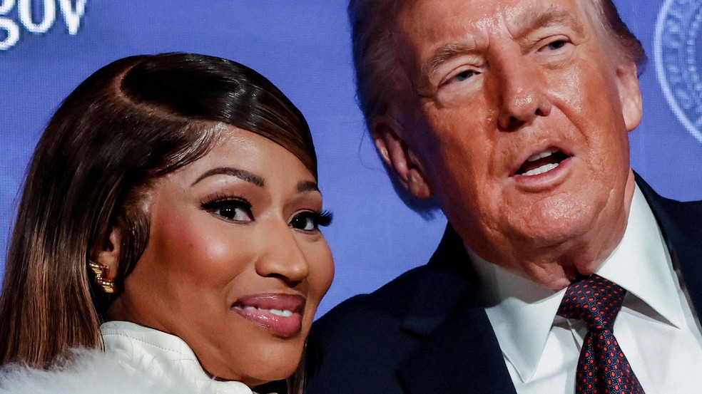 Nicki Minaj e Donald Trump ficaram juntos no palco durante a Cúpula Contas de Trump, do Departamento do Tesouro dos Estados Unidos — Foto: BBC News fonte