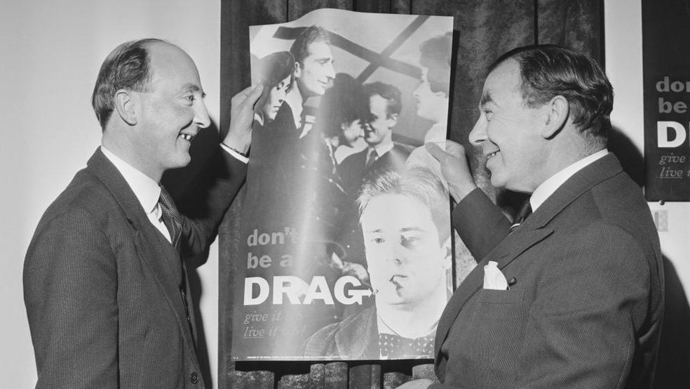 'Don't be a Drag. Give it up, live it up!' ("Não seja bobo. Pare de fumar e aproveite a vida!", em tradução livre) foi uma das campanhas antitabagismo lançadas no Reino Unido nos anos 1960 — Foto: BBC News fonte