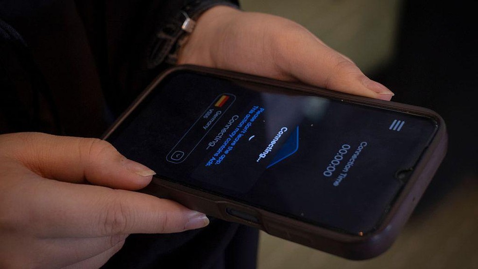 Aplicativos de VPN são uma das formas de contornar as restrições (foto de arquivo de 2025) — Foto: BBC News fonte