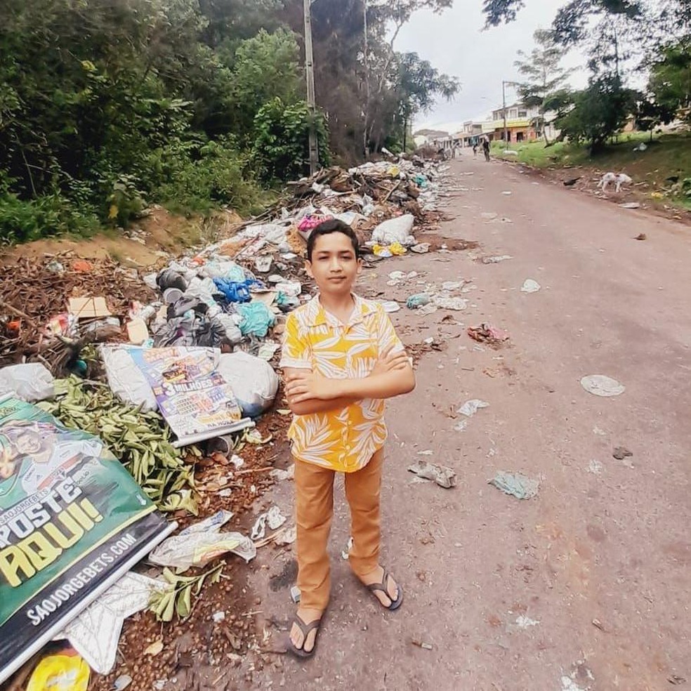 João quando organizou protestos contra descarte irregular de lixo, há dois anos — Foto: BBC News fonte