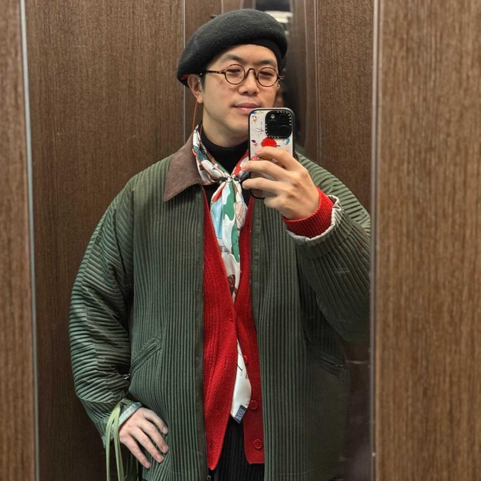 Ji Seung-ryeol está sendo ridicularizado na internet devido ao seu gosto para roupas — Foto: BBC News fonte