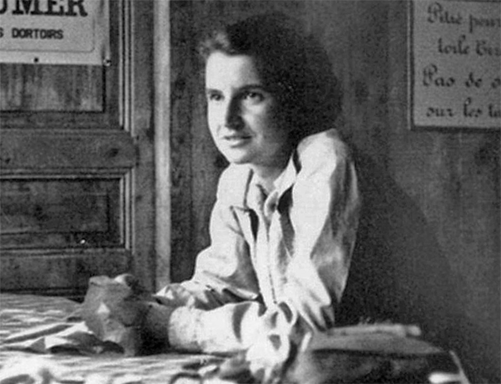 Rosalind Franklin — Foto: CSHL, derivative work Lämpel, CC BY-SA 4.0 <https://creativecommons.org/licenses/by-sa/4.0>, via Wikimedia Commons