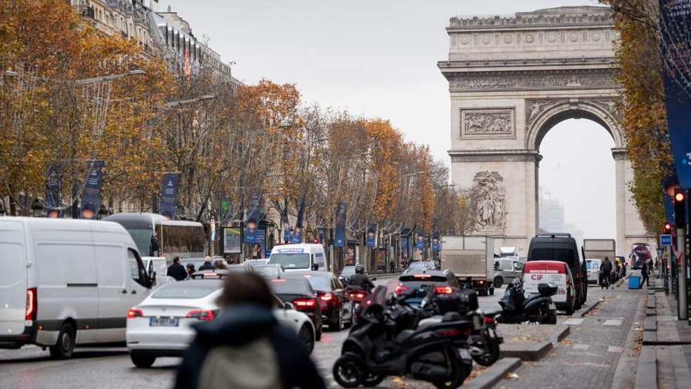 Paris é conhecida por muitas coisas, incluindo o trânsito pesado em certas regiões da cidade — Foto: BBC News fonte
