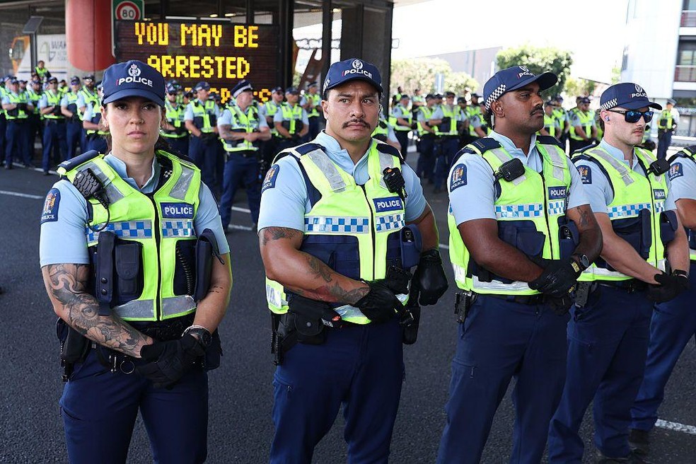 Muitos policiais neozelandeses buscam melhores oportunidades na Austrália — Foto: BBC News fonte