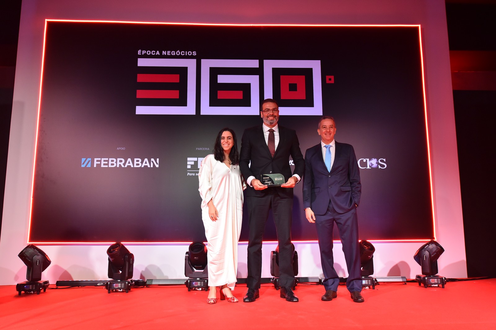 A Suzano foi a vitoriosa no Desafio de Desempenho Financeiro; o diretor executivo Aires Galhardo recebeu o troféu — Foto: Flavio Santana
