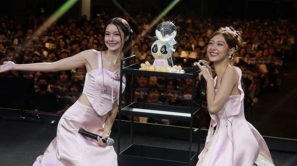 Diversas turnês de encontro com fãs do gênero Girls' Love esgotaram ingressos na China, Taiwan, Filipinas, Japão, Singapura, Camboja e até mesmo nos EUA — Foto: BBC News fonte