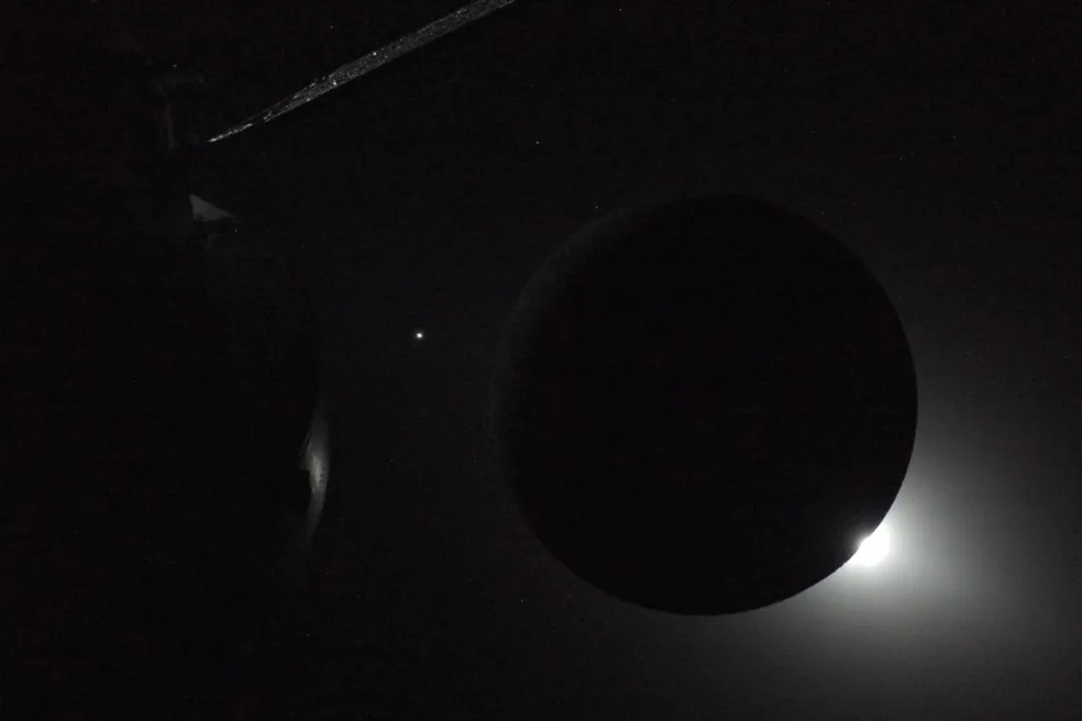 Mais uma imagem do eclipse lunar capturada pelos astronautas da Artemis II — Foto: Divulgação/NASA