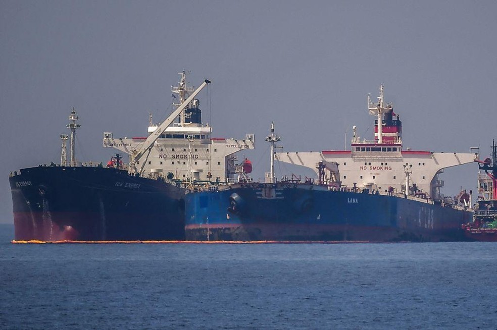Os navios fantasmas costumam transferir o petróleo para outra embarcação em alto-mar — Foto: BBC News fonte