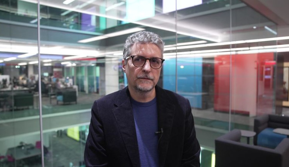 Diretor do filme O Agente Secreto concedeu entrevista à BBC News Brasil durante passagem por Londres — Foto: BBC News fonte