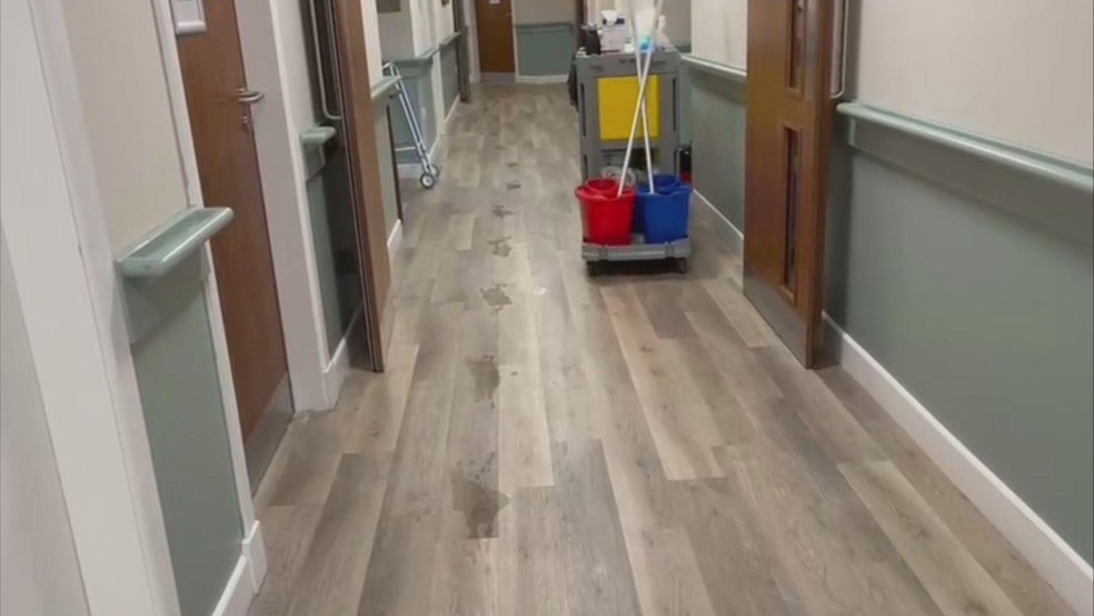 Poças de urina no corredor de uma casa de repouso — Foto: BBC News fonte