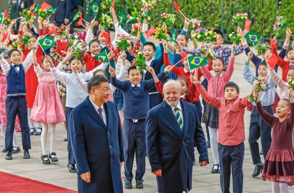 Xi Jinping e Lula em visita do líder brasileiro a Pequim, em abril — Foto: REUTERS via BBC