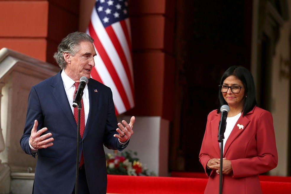 Delcy Rodríguez disse na quarta-feira (4/3) ao secretário do Interior dos Estados Unidos, Doug Burgum, que seu governo está disposto a cooperar com o de Trump — Foto: BBC News fonte