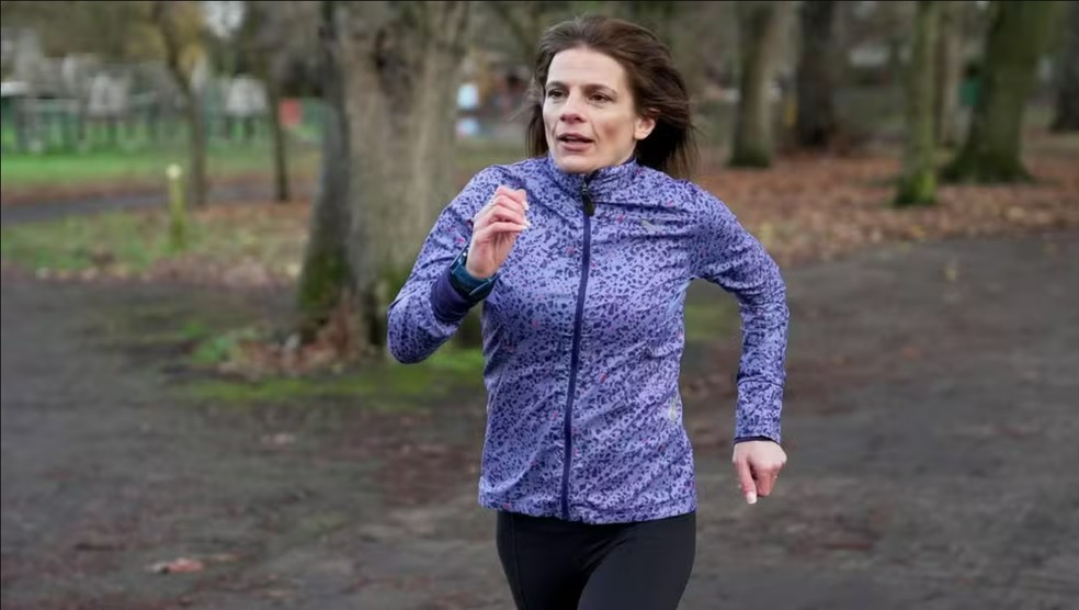 "Em corridas, caminhadas, durante o sono... Não importa onde eu esteja, eu monitoro meu progresso 24 horas por dia, 7 dias por semana" — Foto: BBC News Fonte