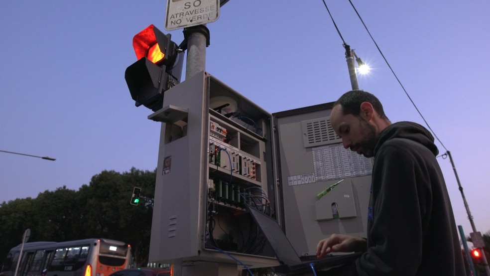 Tecnologia da USP de semáforo inteligente com foco no pedestre foi desenvolvida a partir do software PTV VISSIM e linguagem C#. — Foto: Fabio Duran/Divulgação