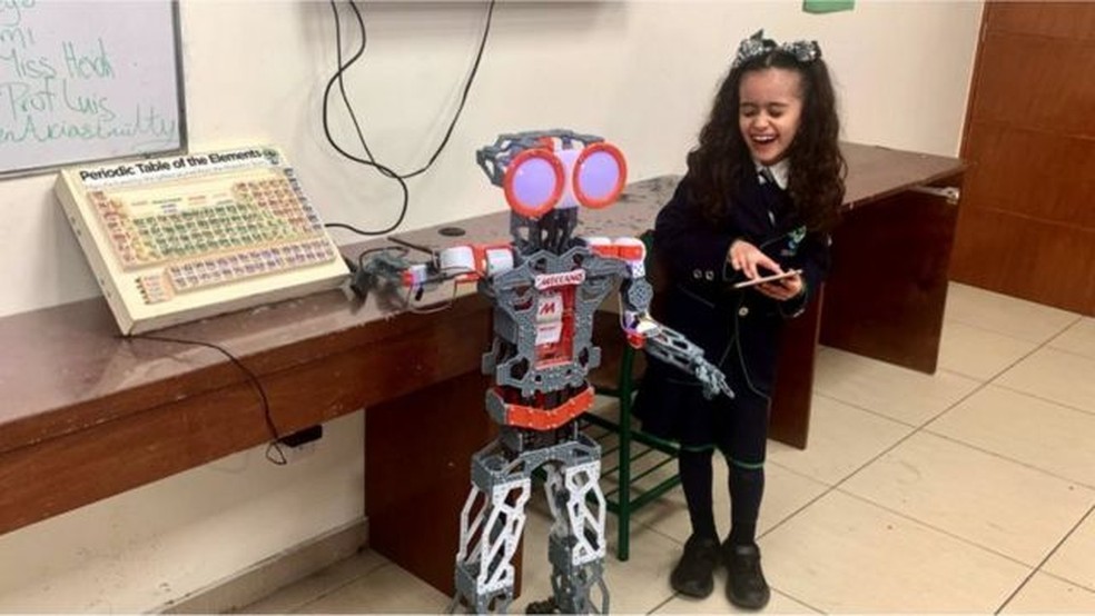 Mikella interagiu com um dos protagonistas da aula de robótica — Foto: BBC