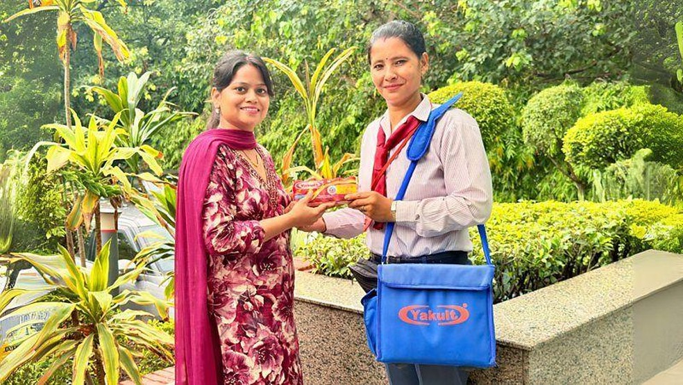 A Yakult expandiu seu modelo de vendas de porta em porta para outros países, como o Brasil e a Índia — Foto: BBC News fonte