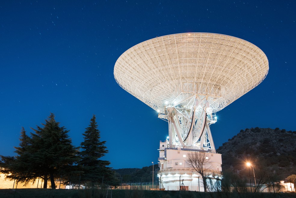 Deep Station Network (DSN) é um conjunto internacional de antenas de rádio gigantes da NASA que capta sinais de sondas — Foto: Getty Images 