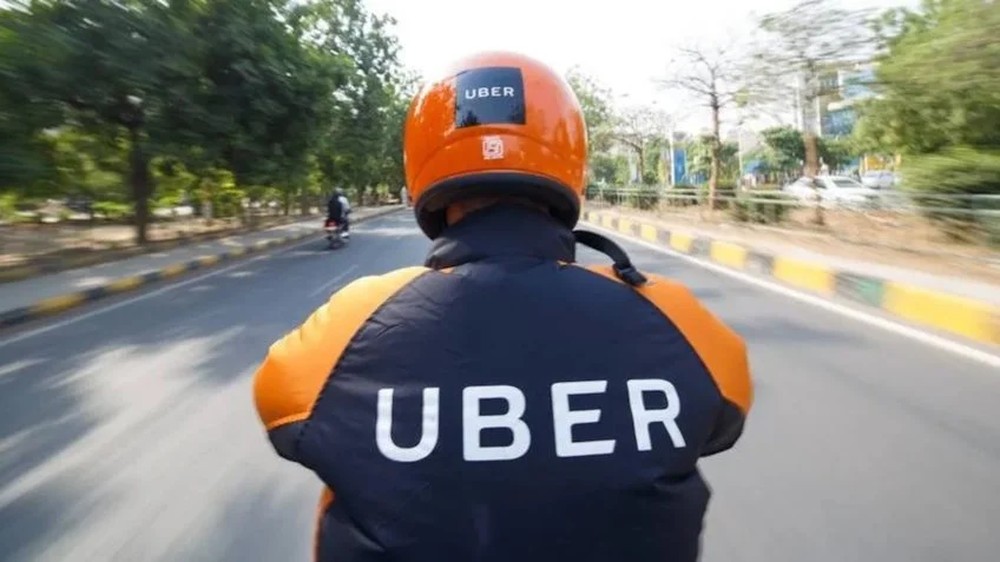 Uber Moto segue a 99 e volta a operar serviço de mototáxi em São Paulo