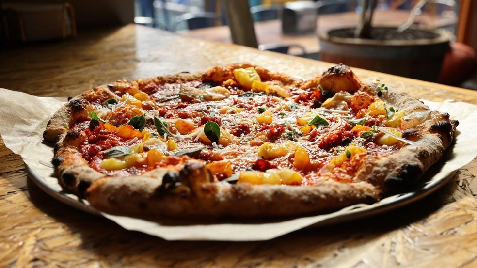 O alho faz parte de muitos dos nossos pratos favoritos, como a pizza — Foto: BBC News fonte