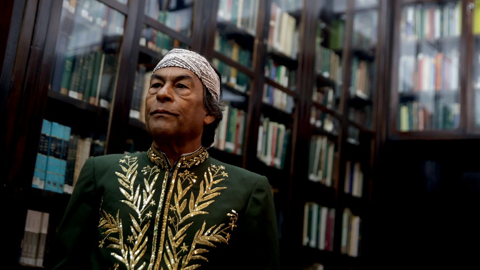 Ailton Krenak durante cerimônia que o consagrou como o primeiro índio a fazer parte da Academia Brasileira de Letras, no Rio — Foto: Eduardo Anizelli/ Folhapress