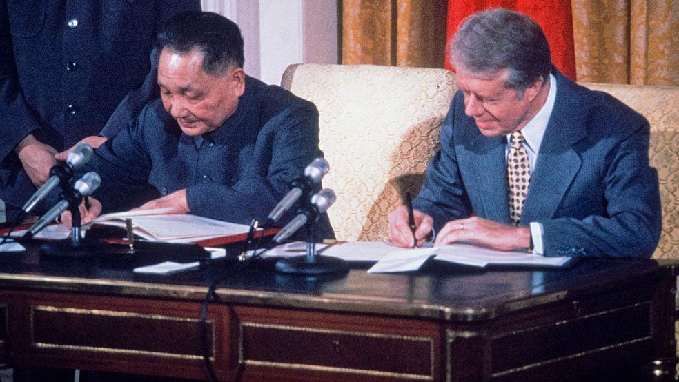 A abertura econômica de Deng Xiaoping incluiu um acordo histórico com o então presidente americano, Jimmy Carter, em 1979 — Foto: BBC News fonte
