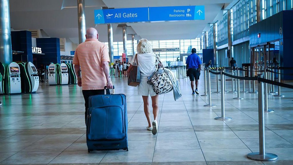 A queda do dólar significa que os americanos que viajarem para o exterior verão seu dinheiro comprar menos — Foto: BBC News fonte